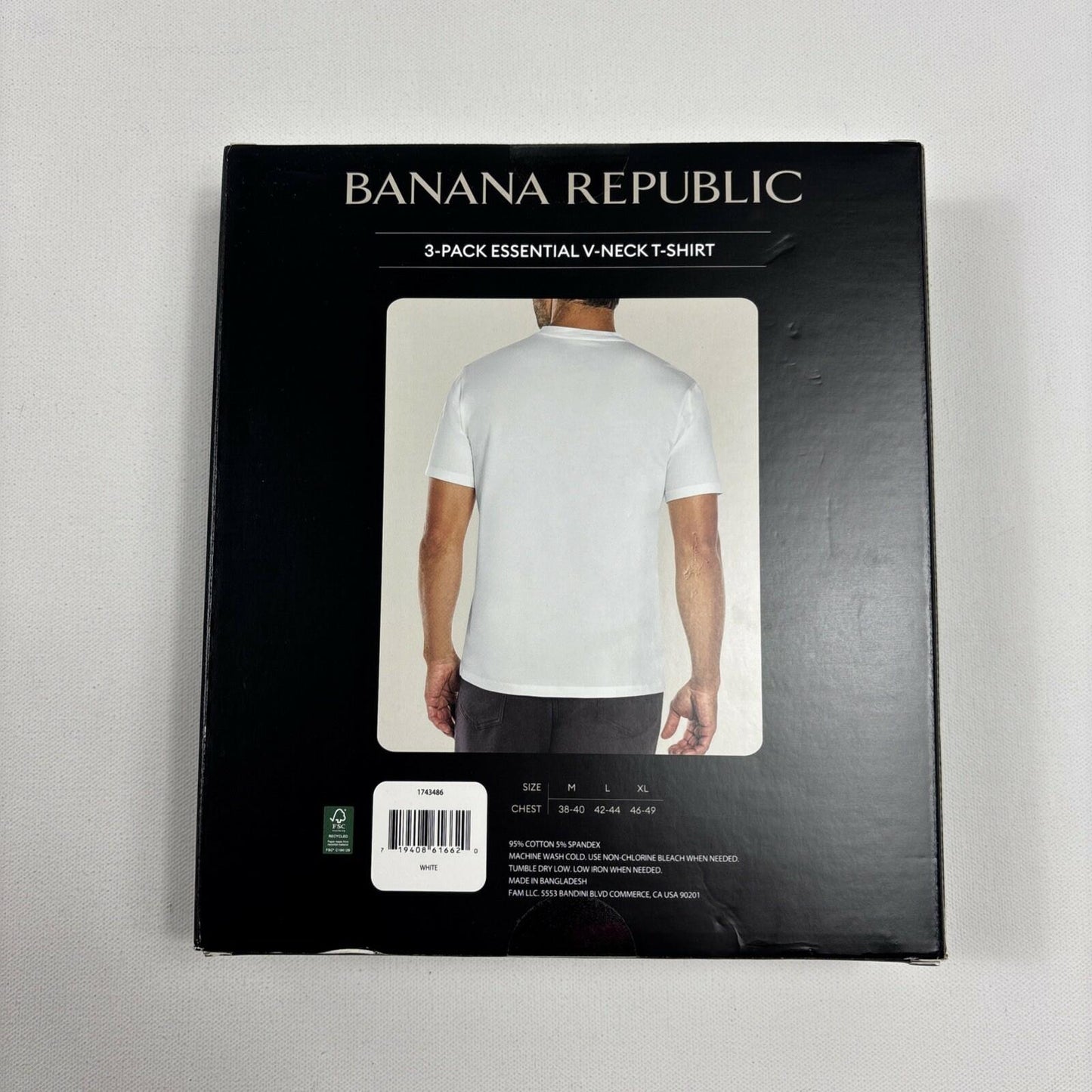 NEW Banana Republic Men's 3-Pack Essential V-Neck T-Shirts, White, Large